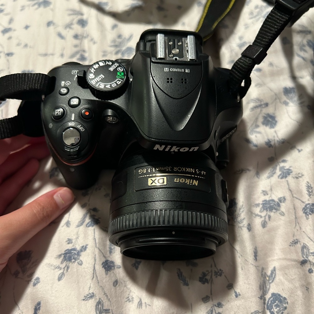 Nikon D5200z need gone in the next week. Great condition.with zoom lens, charger
